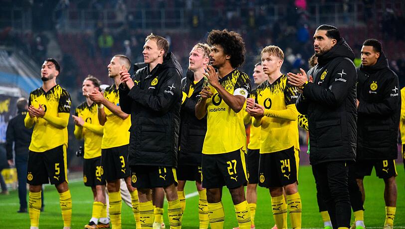 Hauptsache gewonnen: Dortmunds Spieler nach dem 1:0 in Augsburg vor ihren mitgereisten Fans.