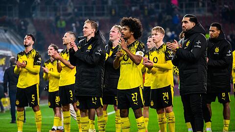 Hauptsache gewonnen: Dortmunds Spieler nach dem 1:0 in Augsburg vor ihren mitgereisten Fans.