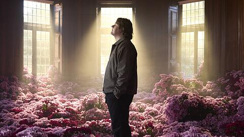 Lewis Capaldi ist ein talentierter Musiker, der durch seine ber&uuml;hrende Balladen und intensive Emotionen in der Popmusik bekannt ist.