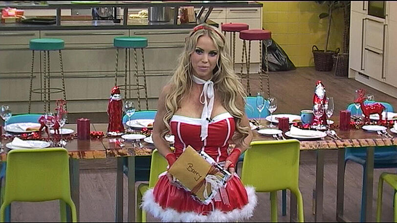 Bei &bdquo;Big Brother&ldquo; ist es nicht der Nikolaus, sondern - wer hätte es gedacht - eine sexy Weihnachtsbraut, die den Bewohner Geschenke bringt.