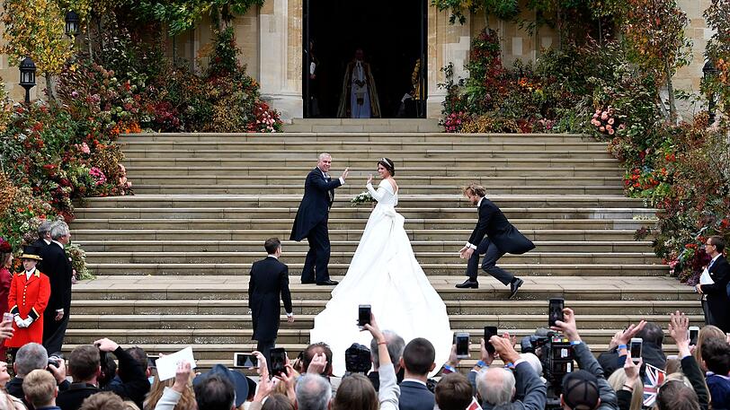 Die Braut, Prinzessin Eugenie und ihr Vater Prinz Andrew kommen zur Hochzeit von Prinzessin Eugenie und Jack Brooksbank an der St.-Georges-Kapelle von Schloss Windsor an.