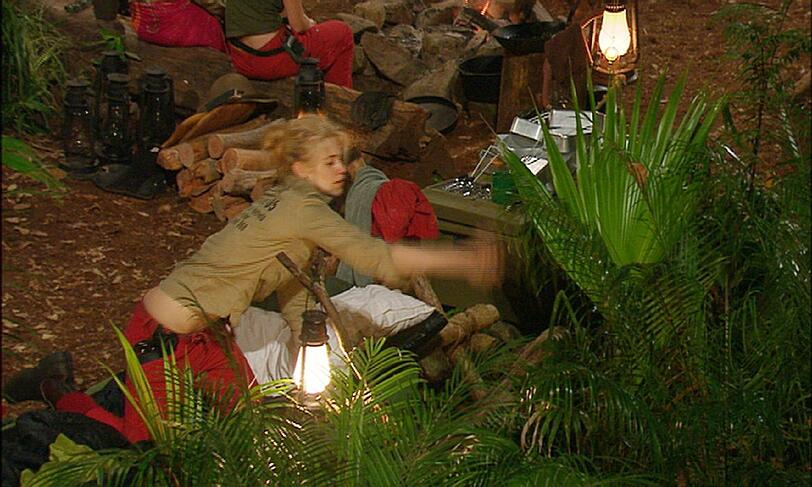 Larissa Marolt schnappt sich den Feuerhaken und drischt in die Sträucher, in der die Spinne ist.