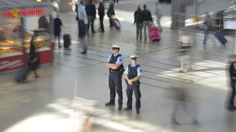 Ein Mann rempelte zuerst eine Bundespolizeistreife am Hauptbahnhof an, dann erlaubte er sich einen schlechten Scherz.