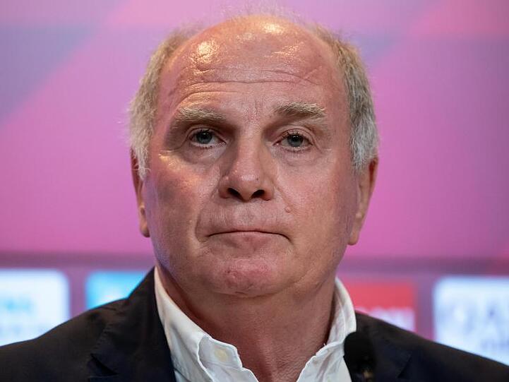 Bayern-Ehrenpräsident Uli Hoeneß nimmt an einer Pressekonferenz teil. Foto: Sven Hoppe/dpa/Archivbild