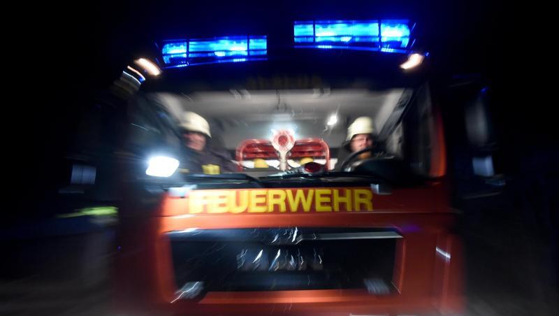 Männer der Feuerwehr sitzen in einem Löschfahrzeug. Foto: Carsten Rehder/Archiv Männer der Feuerwehr sitzen in einem Löschfahrzeug. Foto: Carsten Rehder/Archiv