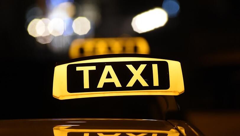 Ein Taxi in der dunklen Jahreszeit: Das ist ein Luxus, den sich viele ältere Münchner nicht einfach leisten können.