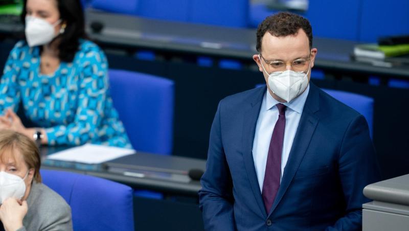 Jens Spahn geht zum Rednerpult für eine Regierungserklärung zu Corona-Impfungen. "Ich habe im Bundestag mein Wort gegeben: In dieser Pandemie wird es keine Impfpflicht geben", sagte er zuvor.