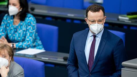 Jens Spahn geht zum Rednerpult für eine Regierungserklärung zu Corona-Impfungen. "Ich habe im Bundestag mein Wort gegeben: In dieser Pandemie wird es keine Impfpflicht geben", sagte er zuvor.