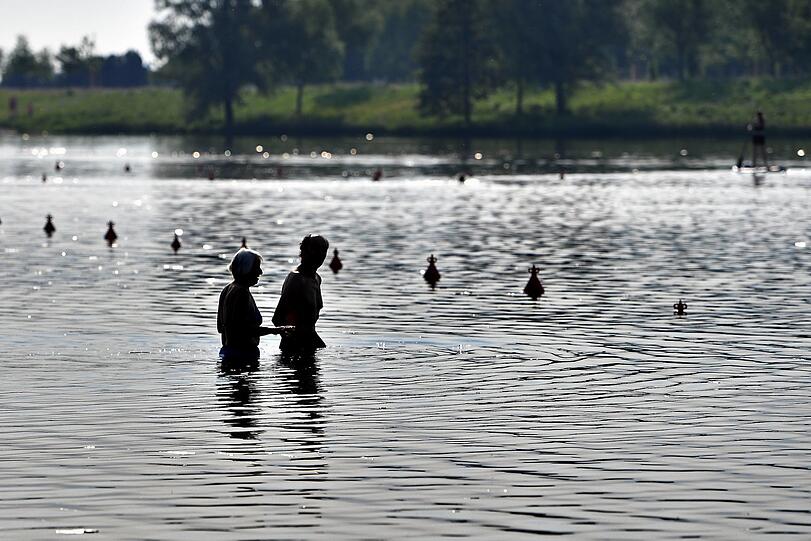 Auch wenn es so ausschaut: Schwimmer in heimischen Gewässern - hier am Riemer See - sind ganz sicher nicht alleine.