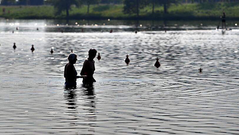 Auch wenn es so ausschaut: Schwimmer in heimischen Gewässern - hier am Riemer See - sind ganz sicher nicht alleine. Auch wenn es so ausschaut: Schwimmer in heimischen Gewässern - hier am Riemer See - sind ganz sicher nicht alleine.