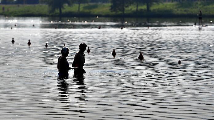 Auch wenn es so ausschaut: Schwimmer in heimischen Gewässern - hier am Riemer See - sind ganz sicher nicht alleine.