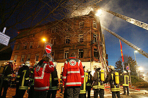 Wettlauf mit der Zeit: Den Feuerwehrleuten blieben nur wenige Minuten, um in das einsturzgefährdete Gebäude zu gelangen