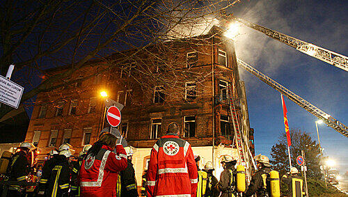 Wettlauf mit der Zeit: Den Feuerwehrleuten blieben nur wenige Minuten, um in das einsturzgefährdete Gebäude zu gelangen Wettlauf mit der Zeit: Den Feuerwehrleuten blieben nur wenige Minuten, um in das einsturzgefährdete Gebäude zu gelangen