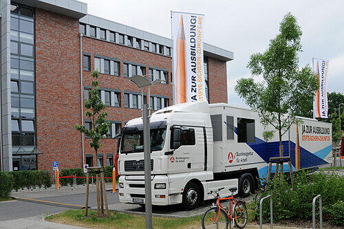 Ein Riesen-Flop: Mit diesem Info-Bus setzte die Bundesagentur für Arbeit 180.000 Euro Steuergelder in den Sand.