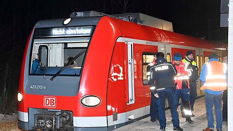 Als die Polizei kurz nach Mitternacht am Bahnübergang eintrafen, deuteten nur herumliegende Trümmerteile auf den Unfall hin. Als die Polizei kurz nach Mitternacht am Bahnübergang eintrafen, deuteten nur herumliegende Trümmerteile auf den Unfall hin.