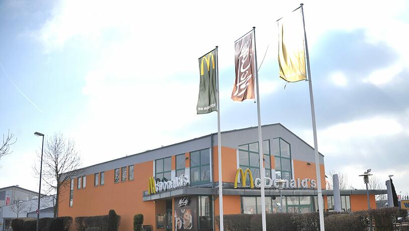 Die McDonalds-Filiale in Dachau - hier erbeuteten die Gangster am frühen Montagmorgen 20.000 Euro. Die McDonalds-Filiale in Dachau - hier erbeuteten die Gangster am frühen Montagmorgen 20.000 Euro.