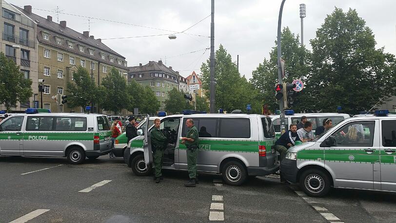 Derby-Stimmung in München: Unter Beobachtung der Polizei versammelten sich die Bayernfans am Vormittag im Tal. Vor dem Grünwalder Stadion kamen die Löwenfans dazu. Rund Tausend Polizisten sind im Einsatz.