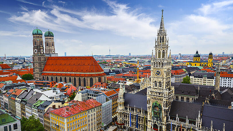Das Münchner Herzstück. Der Marienplatz mit Rathaus im Vorder- und Frauenkirche im Hintergrund. Auch dieser Anblick trägt dazu bei, dass die bayerische Landeshauptstadt auf Platz 1 des Städte-Rankings liegt. Das Münchner Herzstück. Der Marienplatz mit Rathaus im Vorder- und Frauenkirche im Hintergrund. Auch dieser Anblick trägt dazu bei, dass die bayerische Landeshauptstadt auf Platz 1 des Städte-Rankings liegt.