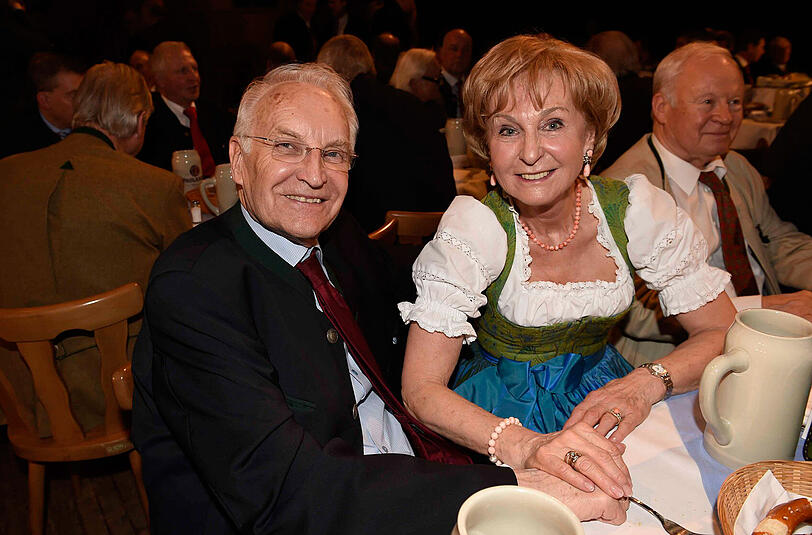 Edmund Stoiber: 
&bdquo;Der ist immer noch da! So frisch schaust du aus! Das liegt am Konservierungselan deiner Partei! Die haben dich damals nicht entsorgt, sondern nur schockgefrostet &ndash; und jetzt tauen sie dich nach Bedarf immer wieder auf. In Moskau war er auch dabei. So wie Stoiber den Putin umarmt hat, da dachte ich schon, der macht den Antanztrick!&ldquo;
