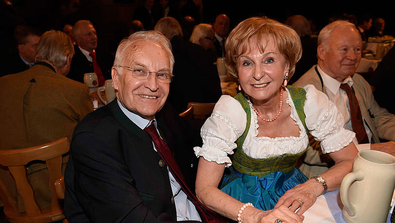 Edmund Stoiber: 
&bdquo;Der ist immer noch da! So frisch schaust du aus! Das liegt am Konservierungselan deiner Partei! Die haben dich damals nicht entsorgt, sondern nur schockgefrostet &ndash; und jetzt tauen sie dich nach Bedarf immer wieder auf. In Moskau war er auch dabei. So wie Stoiber den Putin umarmt hat, da dachte ich schon, der macht den Antanztrick!&ldquo;