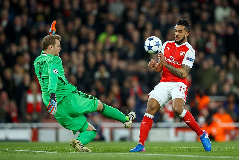 MANUEL NEUER: NOTE 4 - Beim Schuss von Walcott ins kurze Eck riss der Torhüter die Hände  
hoch, wurde überrumpelt. Sah ziemlich unglücklich aus, trotz des harten  
Schusses. Dieser Ball war haltbar. Ansonsten sicher, aber im  
Spielverlauf immer weniger beschäftigt.