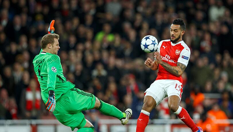 MANUEL NEUER: NOTE 4 - Beim Schuss von Walcott ins kurze Eck riss der Torhüter die Hände
hoch, wurde überrumpelt. Sah ziemlich unglücklich aus, trotz des harten
Schusses. Dieser Ball war haltbar. Ansonsten sicher, aber im
Spielverlauf immer weniger beschäftigt. MANUEL NEUER: NOTE 4 - Beim Schuss von Walcott ins kurze Eck riss der Torhüter die Hände
hoch, wurde überrumpelt. Sah ziemlich unglücklich aus, trotz des harten
Schusses. Dieser Ball war haltbar. Ansonsten sicher, aber im
Spielverlauf immer weniger beschäftigt.