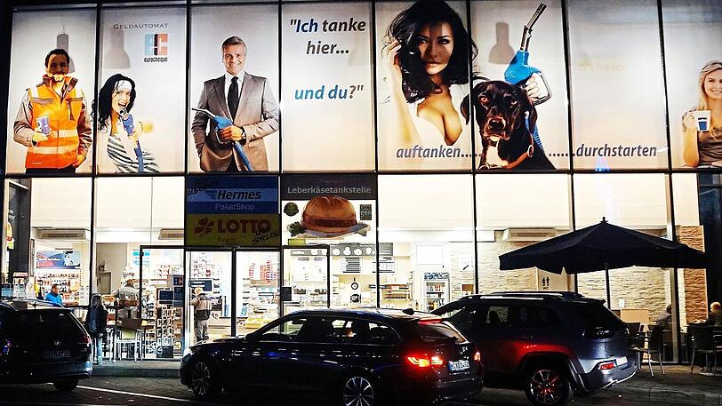Männer tragen Anzug, Frauen haben Brüste - sexy oder Sexismus?