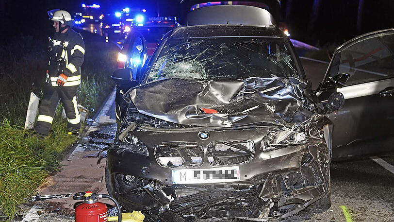 Auf einer Staatsstraße bei Erding kam es zu einem tödlichen Crash zwischen einem Alfa und einem BMW.