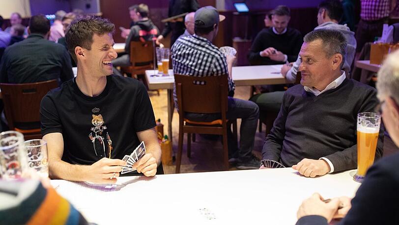 Gut gelaunt beim Schafkopfturnier am Nockerberg: Bayernspieler Thomas Müller (l.) und der ehemalige FCB-Profi Manni Schwabl. Gut gelaunt beim Schafkopfturnier am Nockerberg: Bayernspieler Thomas Müller (l.) und der ehemalige FCB-Profi Manni Schwabl.