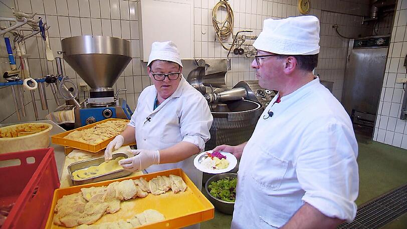 So hat sich Anja (49) die Hofwoche nicht vorgestellt: Sie muss in der Großküche von Bauer Berthold (47) schuften und hundert Schnitzel panieren.