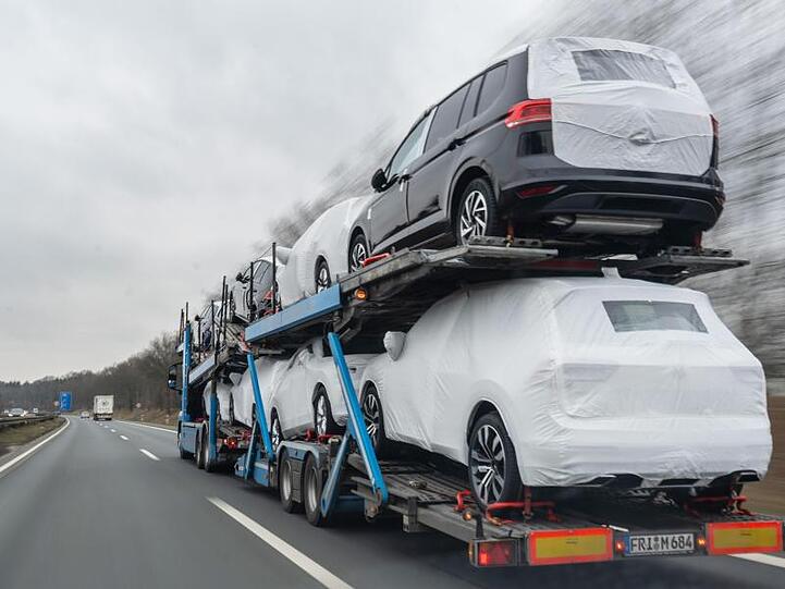 Im Mai wurden in Deutschland nur etwa halb so viele Autos neu zugelassen wie im Vorjahresmonat.