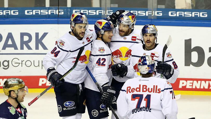 Trevor Parkes, Yasin Ehliz, Zachary Redmond und Mathew Maione feiern den erneuten Sieg des EHC München gegen die Eisbären.