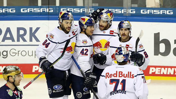 Trevor Parkes, Yasin Ehliz, Zachary Redmond und Mathew Maione feiern den erneuten Sieg des EHC München gegen die Eisbären.