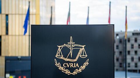 Ein Schild steht mit der Aufschrift "Cour de Justice de l'Union Européenne" vor dem Europäischen Gerichtshof (EuGH) im Europaviertel auf dem Kirchberg.