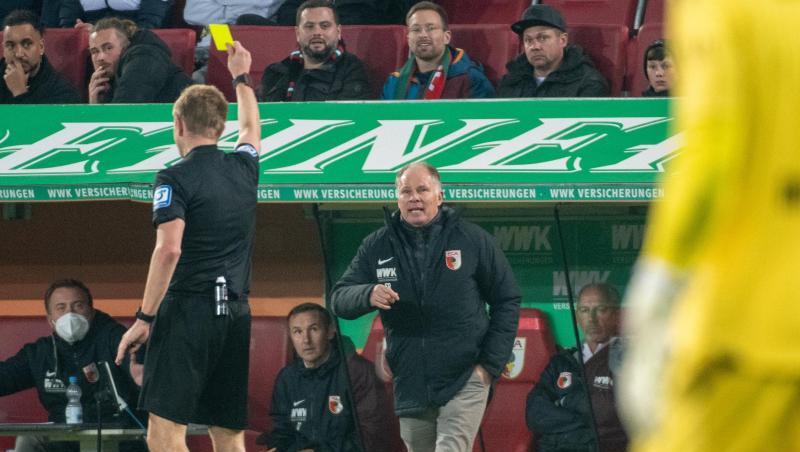 Augsburgs Sportdirektor Stefan Reuter (l).