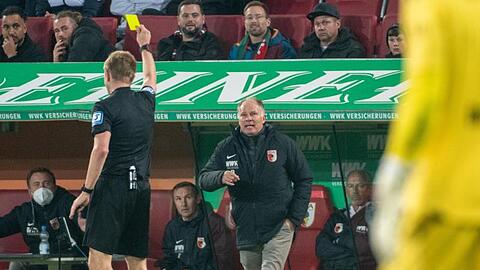 Augsburgs Sportdirektor Stefan Reuter (l).