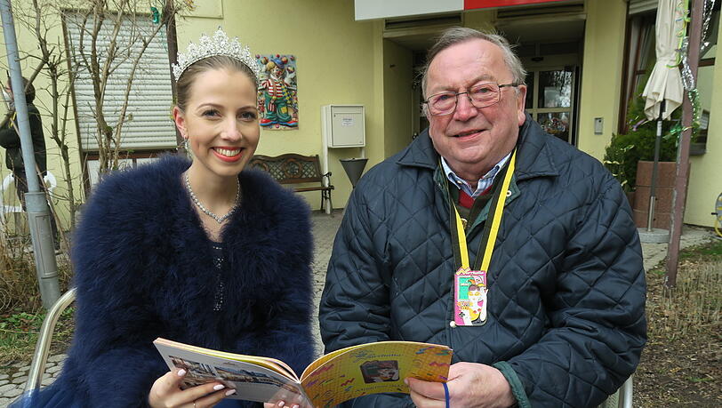Glücklich über den aktuellen Faschingsorden und das neue Narrhalla-Magazin: Prinzessin Elisabeth II. mit Narrhalla-Ehrensenator und Orden-Sponsor Wilhelm Bezold. Glücklich über den aktuellen Faschingsorden und das neue Narrhalla-Magazin: Prinzessin Elisabeth II. mit Narrhalla-Ehrensenator und Orden-Sponsor Wilhelm Bezold.