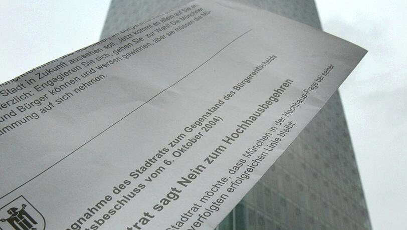 Der Uptown-Tower gilt seit 2004 als ein Beispiel, wie sich die Stadt nicht entwickeln soll. Im Vordergrund ein Schreiben des Stadtrats.