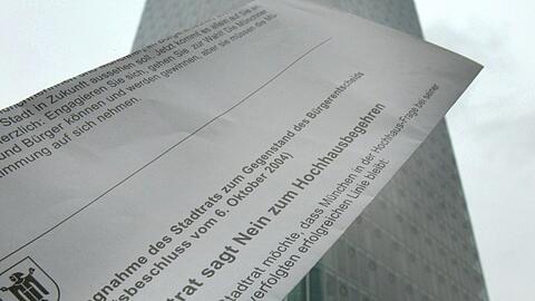 Der Uptown-Tower gilt seit 2004 als ein Beispiel, wie sich die Stadt nicht entwickeln soll. Im Vordergrund ein Schreiben des Stadtrats.