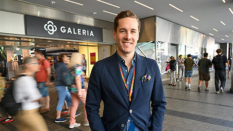 Regionalmanager Philipp Kretzer steht am Marienplatz vor der umsatzstärksten Filiale von Galeria. Um den Hals hat er ein buntes Schlüsselband mit seinem Namen; die meisten Mitarbeiter tragen so eines.