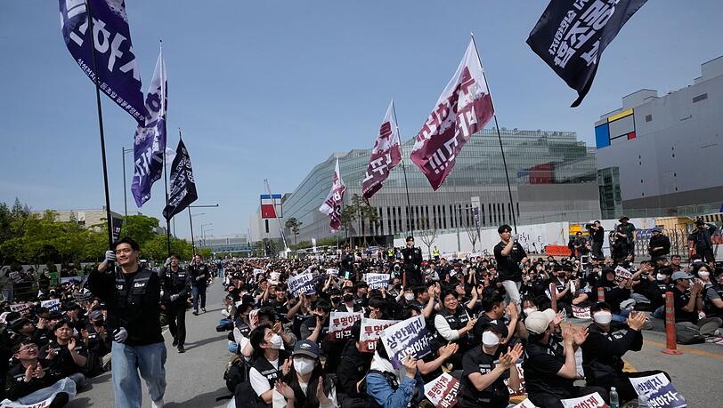 Mitglieder der Gewerkschaft von Samsung Electronics demonstrieren im April vor dem Computerchip-Komplex des Unternehmens im südkoreanischen Pyeongtaek für höhere Prämien. Mitglieder der Gewerkschaft von Samsung Electronics demonstrieren im April vor dem Computerchip-Komplex des Unternehmens im südkoreanischen Pyeongtaek für höhere Prämien.