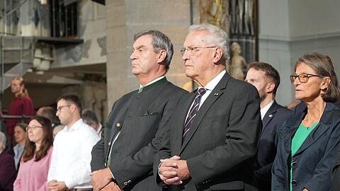 Auch Politiker wie Markus S&ouml;der und Joachim Herrmann (beide CSU) verfolgten den Gottesdienst.