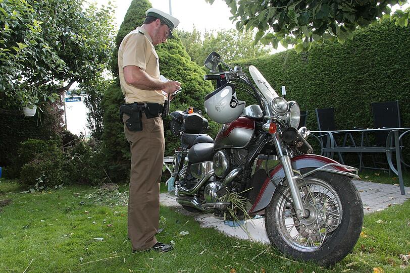 Kawasaiki-Fahrer rauscht durch die Hecke und wird schwer verletzt. Die Bilder.