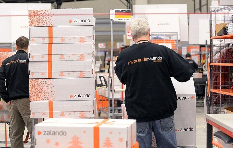 Zalando-Mitarbeiter verpacken im Logistikzentrum Erfurt Ware (Archivfoto).