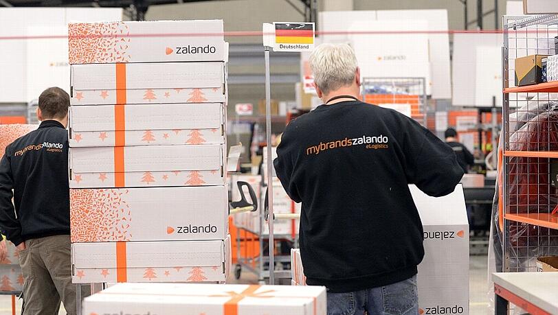Zalando-Mitarbeiter verpacken im Logistikzentrum Erfurt Ware (Archivfoto). Zalando-Mitarbeiter verpacken im Logistikzentrum Erfurt Ware (Archivfoto).