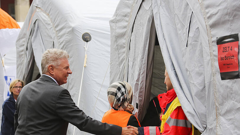 &bdquo;Ich kenne meine Münchner&ldquo;: Dieter Reiter mit Helfern und Flüchtlingen am Hauptbahnhof.
