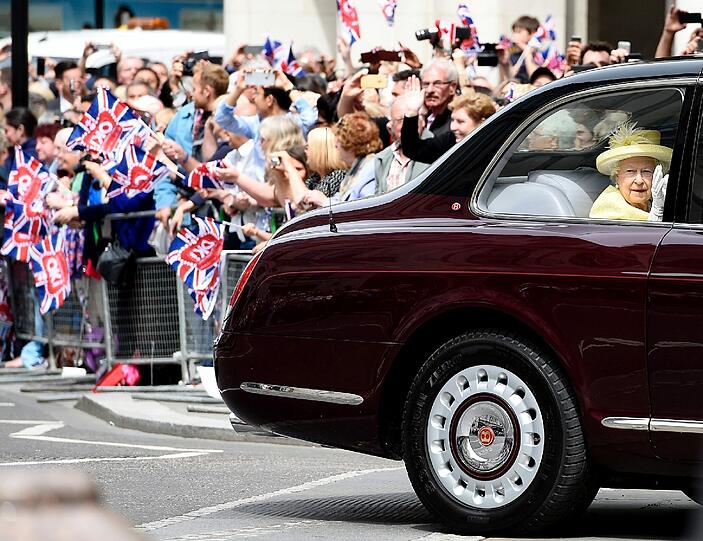Die Queen bei ihrer Ankunft vor der St.-Pauls-Kathedrale.
