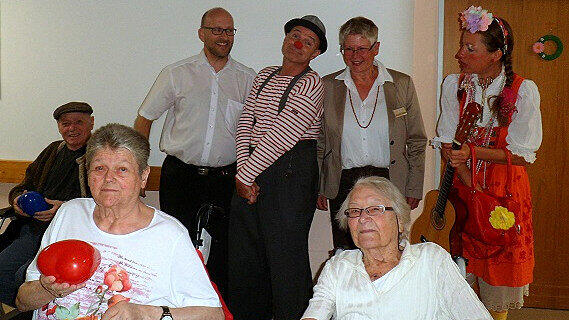 Dass es dort lustig zugeht, zeigt dieses Foto beim Besuch der Klinik Clowns.