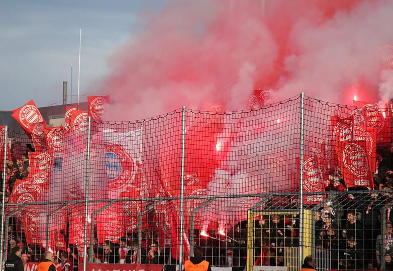 Zu Beginn der zweiten Halbzeit fackelten die Bayern-Anhänger Pyrotechnik ab.