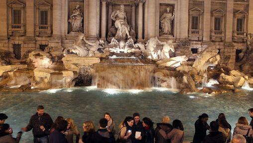 Touristen vor dem Trevi-Brunnen. Touristen vor dem Trevi-Brunnen.